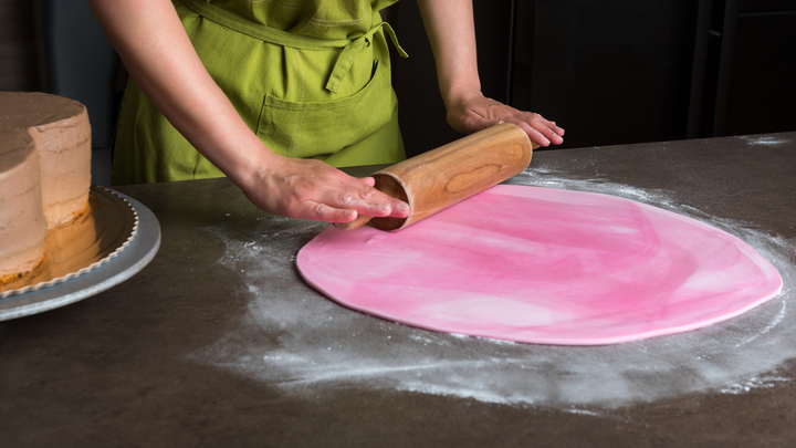 Cake Decorating Tips and Tricks - Colouring Fondant Icing